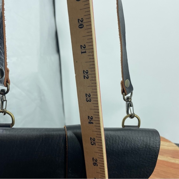 AWAX Handcrafted Leather crossbody bag black - Picture 3 of 5